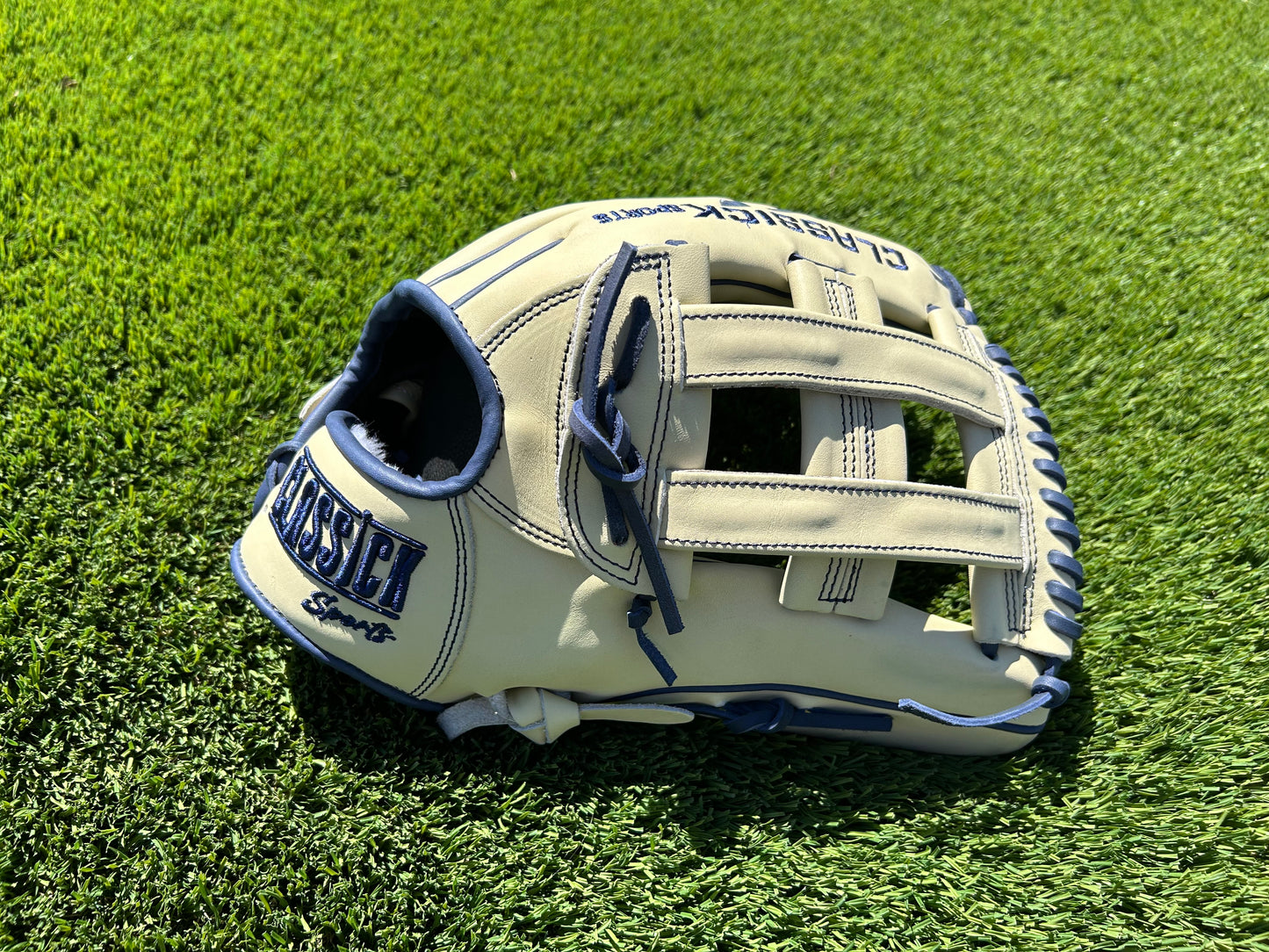 Cream/Navy 13.5” H- Web RHT